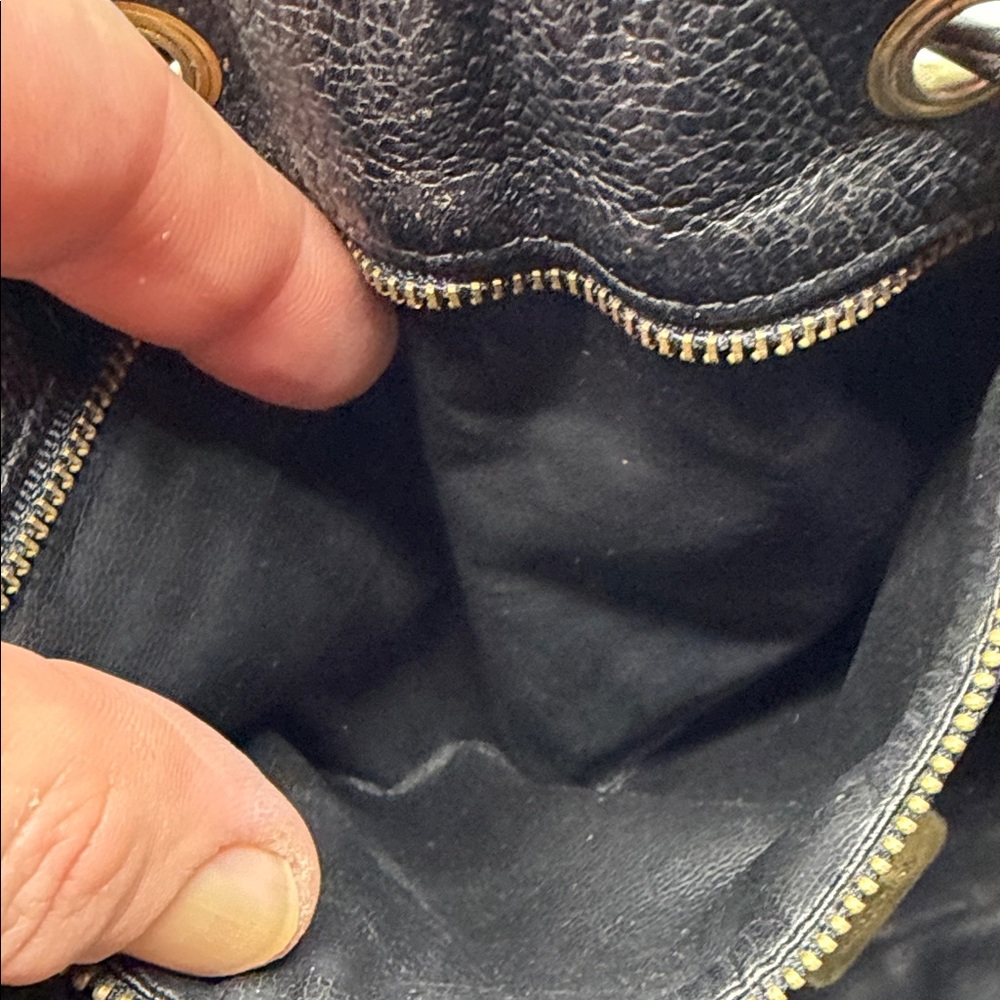 RECO’s Black Pebbled Leather Drawstring Shoulder Bag with Gold Hardware - Picture 7 of 10